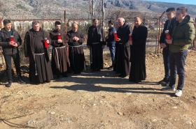 Misno slavlje Mostar - molitva kod Neretve